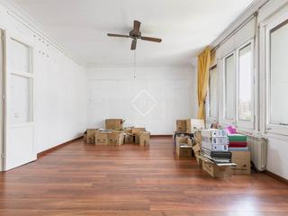 Etagenwohnung in El Camp d´en Grassot i Gràcia Nova. Piso segregable de 251 m con terraza, 8 habitaciones en calle si