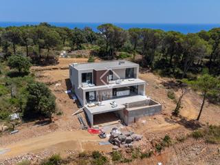 Xalet a Begur. Villa de obra nueva con 4 dormitorios disponible a finales del v