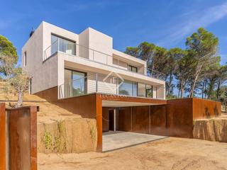 Xalet a Begur. Villa de obra nueva con 4 dormitorios disponible a finales del v