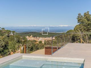 Chalet en Begur. Villa de obra nueva con 4 dormitorios, situada cerca del centro