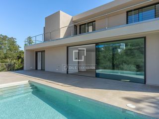 Xalet a Begur. Villa de obra nueva con 4 dormitorios, situada cerca del centro