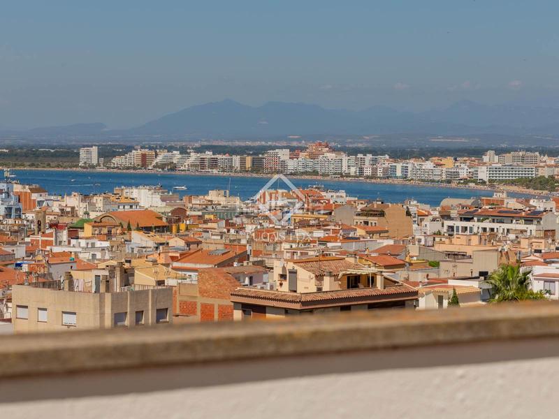 Foto 33d4e3af-4d51-4b20-b287-9c1fea5d3e20. Chalet exclusiva villa con espectaculares vistas a la bahía en venta en una zona privilegiada y soleada, muy cerca del centro de en Roses