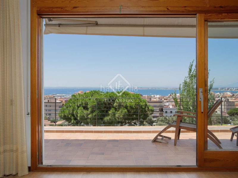 Foto 341999e1-d86e-4cbb-a0d2-3e00b9bafc41. Chalet exclusiva villa con espectaculares vistas a la bahía en venta en una zona privilegiada y soleada, muy cerca del centro de en Roses