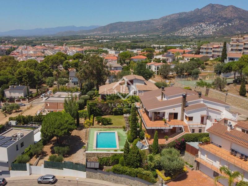 Foto 90cc92fb-0a92-4c41-a681-d403b2a0bd5e. Chalet exclusiva villa con espectaculares vistas a la bahía en venta en una zona privilegiada y soleada, muy cerca del centro de en Roses