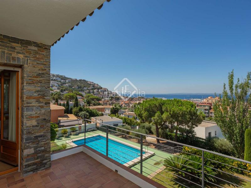 Foto bf55b79c-c0c6-424a-ab33-5c799cce3b64. Chalet exclusiva villa con espectaculares vistas a la bahía en venta en una zona privilegiada y soleada, muy cerca del centro de en Roses