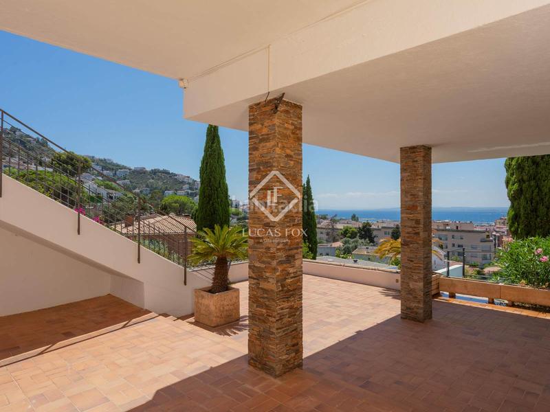 Foto c5d439a9-ac83-45e1-8fe2-d8d8d1f84a8b. Chalet exclusiva villa con espectaculares vistas a la bahía en venta en una zona privilegiada y soleada, muy cerca del centro de en Roses