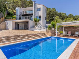 Chalet dans Tamariu. Exclusiva villa de 310m2, con vistas panormicas al mar y a las