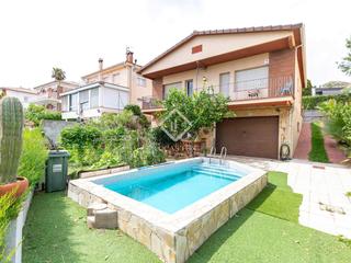 Chalet in La Plana-Bellsoleig. Casa  villa de 3 dormitorios en venta en sant just, barcelona