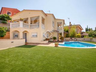 Chalet à Tossa de Mar. Villa mediterránea con vistas a la montaña en venta cerca de la