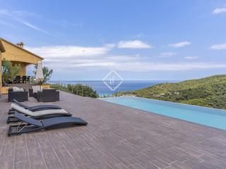 Chalet in Sa Riera-Sa Fontansa. Propiedad de dos casas independientes, con vistas al mar, piscin