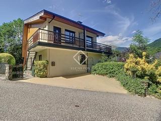 Chalet in La Massana. Chalet de 8 dormitorios con 76 m2 de terrazas en venta en sispon