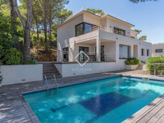 Xalet a Sa Riera-Sa Fontansa. Villa en excelentes condiciones de 4 dormitorios, con licencia t