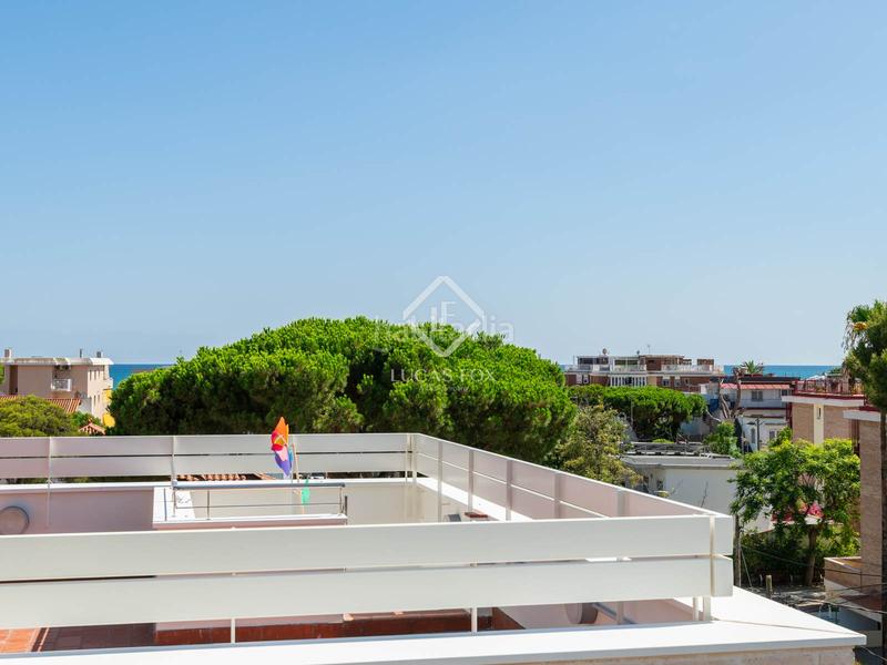 Foto 75733a15-3f3c-4614-9eea-bf293cb3f7bc. Alquiler piso  en alquiler, excelentes condiciones, con dos dormitorios y terraza de 24 m con vistas al mar en Castelldefels