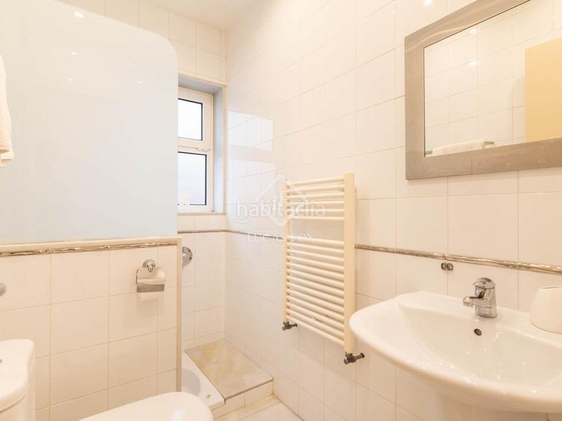 Foto 5ebeb9fe-6745-45b0-bb5e-557332934a85. Alquiler chalet villa en excelentes condiciones de cuatro dormitorios en alquiler en paseo de la marina en Castelldefels