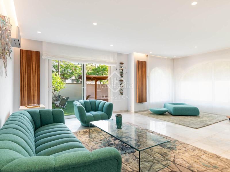 Foto 61f0f50b-72f1-4ab4-9655-b0fe26faf25c. Alquiler chalet villa en excelentes condiciones de cuatro dormitorios en alquiler en paseo de la marina en Castelldefels