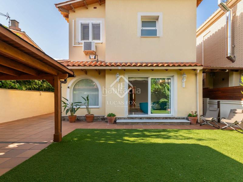 Foto 78924d6c-038b-4edd-b2a5-af0fb1fa0a58. Alquiler chalet villa en excelentes condiciones de cuatro dormitorios en alquiler en paseo de la marina en Castelldefels