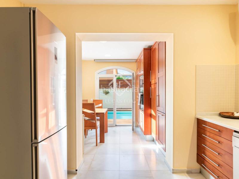 Foto b76544f4-8149-4860-bb1b-7db84da00abe. Alquiler chalet villa en excelentes condiciones de cuatro dormitorios en alquiler en paseo de la marina en Castelldefels