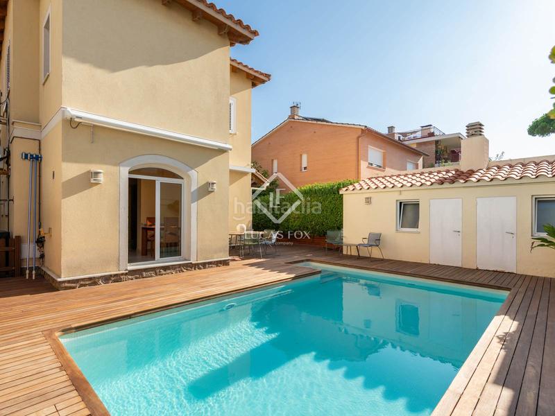 Foto f0915276-3742-4c02-a44a-3bb6f037c4ba. Alquiler chalet villa en excelentes condiciones de cuatro dormitorios en alquiler en paseo de la marina en Castelldefels