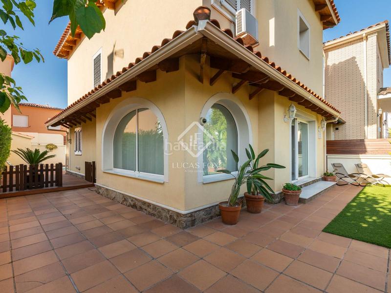 Foto f673843a-36f0-4302-af7c-b15ecfcb1de1. Alquiler chalet villa en excelentes condiciones de cuatro dormitorios en alquiler en paseo de la marina en Castelldefels