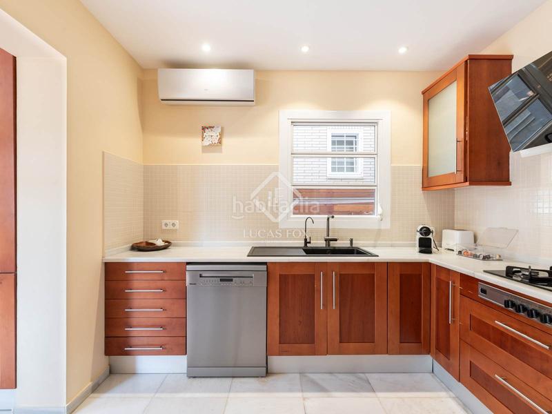 Foto fd70a29d-865f-410c-aa03-fe9782a78044. Alquiler chalet villa en excelentes condiciones de cuatro dormitorios en alquiler en paseo de la marina en Castelldefels