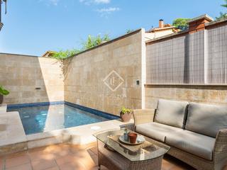 Chalet in Mira-sol. Casa esquinera de 233 m construidos sobre una parcela de 420 m,