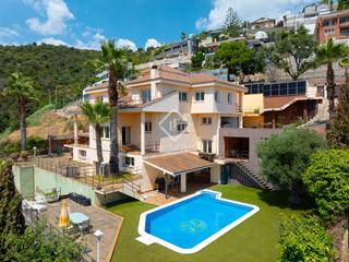 Xalet a Tiana. Exclusiva villa con vistas al mar y privacidad absoluta en venta