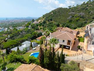 Xalet a Tiana. Exclusiva villa con vistas al mar y privacidad absoluta en venta