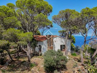 Xalet a Aiguafreda-Sa Tuna. Casa para renovar con magníficas vistas al mar, cerca de sa tuna