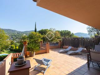 Chalet en Cabrils. Céntrica casa reformada con piscina comunitaria en venta en cabr