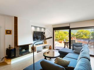 Xalet a Cabrils. Céntrica casa reformada con piscina comunitaria en venta en cabr