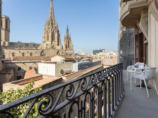 Pis a Gòtic. Magnífico piso en venta con dos habitaciones y tres baños en una