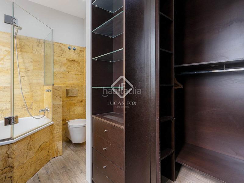 Foto 784717f2-4c32-4225-93b9-55ef6e071975. Piso magnífico piso en venta con dos habitaciones y tres baños en una finca catalogada con vistas directas a la catedral en el barrio g en Barcelona