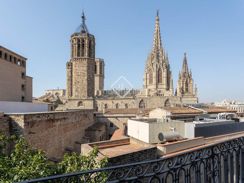 Foto b8ddd53b-63fc-44b9-837a-773b15b2324e. Piso magnífico piso en venta con dos habitaciones y tres baños en una finca catalogada con vistas directas a la catedral en el barrio g en Barcelona