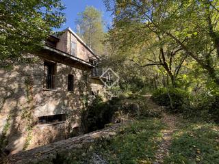 Mas à Sant Llorenç de la Muga. Casa rústica a orillas del río en venta en alt empordà, girona