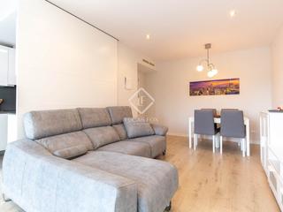 Piso en Roses-Castellbell. Piso de obra semi nueva de 3 dormitorios y dos baños con 26m ter