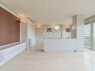 Location Appartement à Barri de les Corts. Spectacular luxury duplex penthouse with 143m of terraces and pa