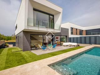 Chalet in Fornells de la Selva. Propiedad moderna de nueva construcción con piscina situada en f