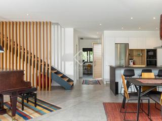 Chalet in Fornells de la Selva. Propiedad moderna de nueva construcción con piscina situada en f