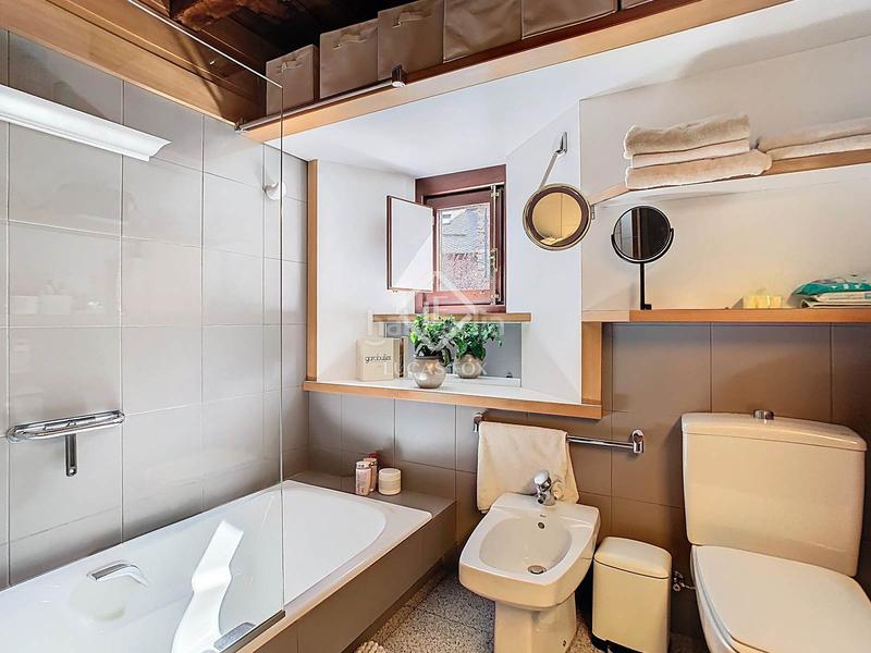 Foto 935d4481-5b0c-4121-b472-96bd17c5cfca. Piso  dúplex de estilo rústico, reformado integralmente, con 4 dormitorios en venta en ordino, andorra en Madrid