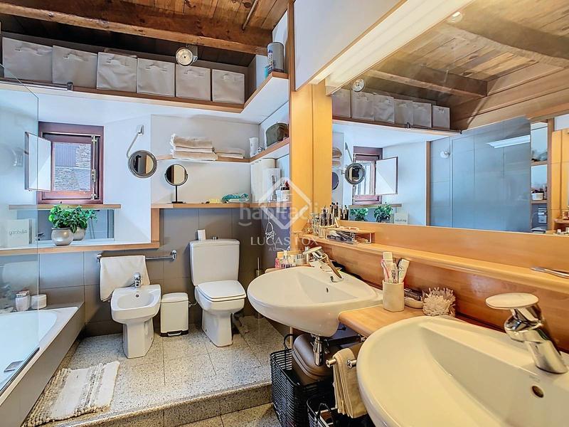 Foto bfcbeb9d-eb52-40e4-a504-39fd2e7551a5. Piso  dúplex de estilo rústico, reformado integralmente, con 4 dormitorios en venta en ordino, andorra en Madrid