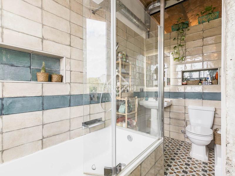 Foto a704571e-a757-4df4-b1d2-de29dd2b7077. Piso exclusiva vivienda con elementos originales en venta en el eixample derecho . en Barcelona