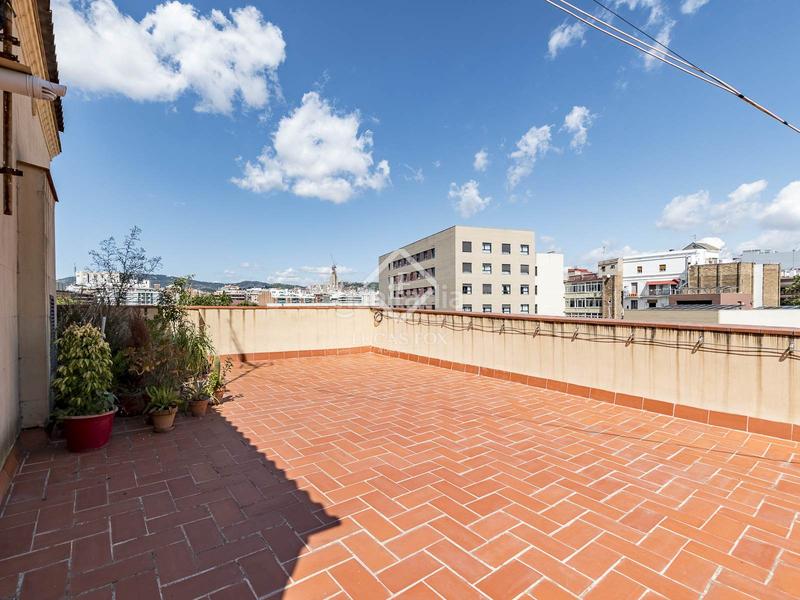Foto ecf9b398-fed4-4ab1-ad24-1311a717b0e2. Piso exclusiva vivienda con elementos originales en venta en el eixample derecho . en Barcelona