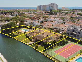 Finca rústica a Requesens. Parcela en venta en el canal principal con amarre de 13,35 metro