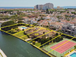 Finca rústica a Requesens. Parcela en canal principal con amarre de 13,30m en empuriabrava,