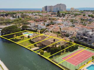 Rural plot in Requesens. Parcela en canal principal con amarre de 13,30m en empuriabrava,