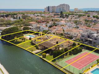 Finca rústica a Requesens. Parcela en canal principal con amarre de 13,30m en empuriabrava,