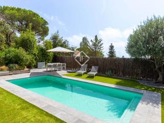Chalet in Cabrils. Villa mediterránea reformada con vistas al mar en venta en cabri