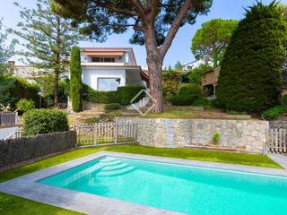 Xalet a Cabrils. Villa mediterránea reformada con vistas al mar en venta en cabri