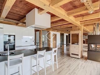 Affitto Chalet in Ciudad Universitaria. Casa de estilo rústico con 3 dormitorios y aparcamiento privado