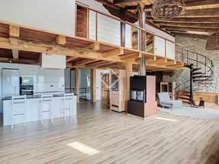 Location Chalet à Ciudad Universitaria. Casa de estilo rústico con 3 dormitorios y parking privado en al